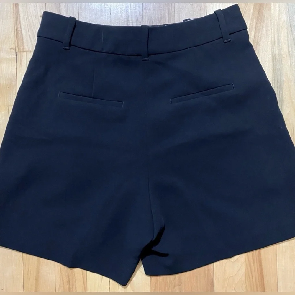 Aritzia The Effortless Short Size 8 in Black. Mid thigh length. - Picture 2 of 3
